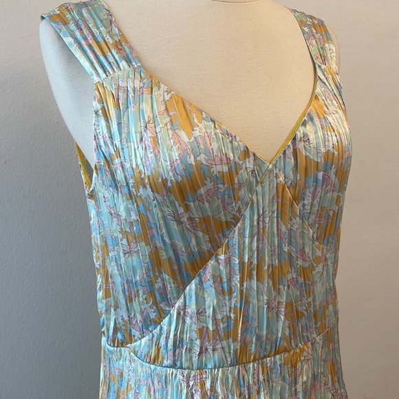 New Lotus Print Pleated Slipdress
VINCE - Picture 2 of 7